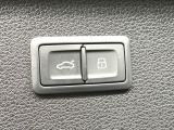 ●電動リアゲート:ワンタッチでリアゲートの開閉ができ、荷物などで両手が塞がっている状態でも簡単に開閉ができる便利機能です。
