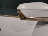 【BMWミラー】視認性の高いスタイリッシュなミラー。自動防眩機能も付いており夜間のドライビングをサポートします。