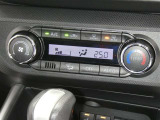 【オートエアコン】車内温度を感知して自動で温度調整をしてくれるのでいつでも快適な車内空間を創り上げます!どの席に座っても快適なドライブが楽しめます♪