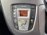 【オートエアコン】一度お好みの温度に設定すれば、車内の温度を検知し風量や温度を自動で調整。暑い&hellip;寒い&hellip;と何度もスイッチ操作をする必要はありません。快適な車内空間には必須の機能ですね♪