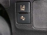 車両が前方の障害物や車両を感知するためにカメラやレーダーを利用し、衝突の危険がある場合にはドライバーに警告を出したり、自動的にブレーキを作動させる機能を備えています