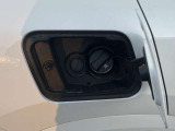 LEDヘッドライト。先進のLEDテクノロジーを採用。照射される白色光の周波特性は太陽に近く、バイキセノンヘッドライトを上回るコントラストでさらに明るく輝きます。悪天候の日でも優れた視認性を発揮します。