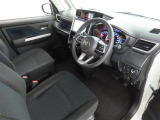 シンプルで使いやすいデザインの運転席です。