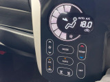 【オートエアコン】一度お好みの温度に設定すれば、車内の温度を検知し風量や温度を自動で調整。暑い&hellip;寒い&hellip;と何度もスイッチ操作をする必要はありません。快適な車内空間には必須の機能ですね♪