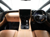 上質で落ち着いた印象のインパネ。視界も広々で運転しやすいです。