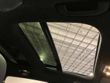 パノラミックルーフで明るい車内と開放感あるドライブをお楽しみいただけます。
