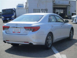 明るく広々、落ち着いた店内では、中古車のご検討・ご購入のほか、携帯電話(au)の購入等、様々なご相談に幅広く応えていきます♪