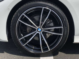 BMW純正19インチホイール。洗練されたデザインで、足元の個性を引き立てます。