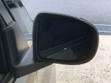 最も気になる室内は、特にこだわってクリーニングしております。マットやシートだけではなく、エアコンの吹き出し口やドアノブの隙間など、様々なブラシや道具を使い分けて、隅々までクリーニングしております。