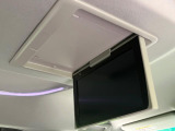【フリップダウンモニター】大画面モニターで後席でもエンタメをお楽しみいただけます。小さなお子様にも大人気の装備です♪