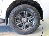 純正のアルミホイール装着車です。タイヤサイズは265/65R17です。