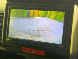 【バックカメラ】駐車時に後方がリアルタイム映像で確認できます。大型商業施設や立体駐車場での駐車時や、夜間のバック時に大活躍!運転スキルに関わらず、今や必須となった装備のひとつです!