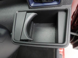 カップホルダーは運転席や助手席からちょうど手の届く位置です!!
