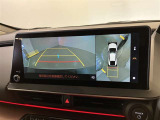 複数のカメラの映像をもとに、クルマを真上から見ているような映像をドライバーに提供し駐車をサポートする機能です。