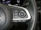 【レーダークルーズコントロール】(全車速追従機能付)付きです。車速に応じて追従支援してくれるので、ロングドライブも快適です。詳細は販売店スタッフまでおたずねください。