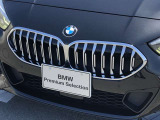 左右のキドニー・グリルの中心にはBMWのエンブレムが鎮座し、個性を放つデザイン性を兼ね備えました。