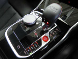 「M3コンペティションM xDrive」のシフトセレクターは、オーソドックスなレバー式