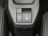 電動パーキングブレーキ&オートブレーキホールド機能付。「HOLD」スイッチを押しシステムONの状態にしておくことで信号待ちでブレーキを踏んで停車時ブレーキペダルから足を離してもブレーキを保持。楽です。