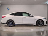 【BMWの伝統-3】BMWのお車は、&ldquo;駆け抜ける歓び&rdquo;を体現しております。走行の安定性とコーナリングの良さを追求し、思い通りにハンドルの操作可能です。