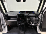 見易い計器類と運転し易いドライビングポジションは、視角も少なく前方&左右の見切りが良く運転し易いクルマです