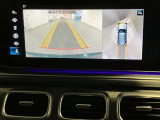 【全方位型モニター】クルマを上空から見下ろしているかのように、直感的に周囲の状況を把握できる全方位型モニター。狭い場所での駐車でも周囲が映像で確認できます。
