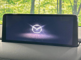 【8.8インチマツダコネクト】車内の雰囲気にマッチした大型のディスプレイ。スマホ接続でのナビ使用やBluetooth再生等、様々な機能が楽しめます。直感的なダイヤル操作が可能で、使い勝手も良好です。