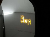 隣車線を走る車両をレーダーで検知し、ドアミラーでは確認しにくい後側方エリアに存在する車両に加え、急接近してくる車両も検知します。車両を検知するとドアミラーに搭載されたLEDインジケーターが点灯します。