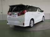 リヤサスペンションは、高級車の定番ダブルウィッシュボーンを採用。優れたコーナリングと乗り心地を実現。