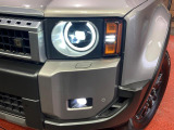 【LEDヘッドライト】悪天候や夜間走行時も良好な視界を確保し安心して運転できる高輝度LEDヘッドライトを装備!点灯速度が早く、消費電力も抑えられています。
