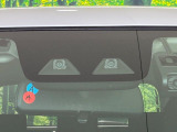 【スマートアシスト】走行中に前方の車両等を認識し、衝突しそうな時は警報とブレーキで衝突回避と被害軽減をアシスト。より安全にドライブをお楽しみいただけます。