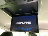 【フリップダウンモニター】大画面モニターで後席でもエンタメをお楽しみいただけます。小さなお子様にも大人気の装備です♪