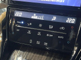 【左右独立型フルオートエアコン】運転席と助手席でそれぞれお好みの温度に設定可能。同乗者にも配慮した、快適な空調をお届け致します。