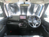 広いフロントガラスで視界良好の運転席。
