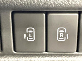 【両側パワースライドドア】スマートキーや運転席のスイッチで後席両側スライドドアの開閉が可能♪電動だから力を入れてドアを開ける必要が無く、小さなお子様でも簡単に開け閉めでき快適です♪