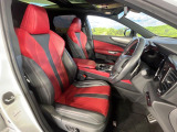 【専用スポーツシート】ホールド性に優れ、カーブ時の体が流れを抑制してくれます。また、体にフィットするから腰や背中が疲れにくく、ロングドライブや高速走行でも快適にお過ごしいただけます♪