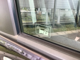 盗難防止装置を搭載していることを示すセキュリティステッカーを装着しています。視覚的に防犯効果を高め、車両の安全性向上に役立ちます。