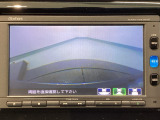 【バックカメラ】運転が苦手な方も車庫入れラクラクです!ギアをリバースに入れれば自動的に切り換わりますので、面倒な操作は不要です♪狭い駐車場もお車を傷つけず安心ですね!