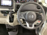 【ハンドル】運転にかかわる様々な操作を安全に行えるように視点移動が少なく操作性に配慮されたスイッチ類が凝縮されたコックピットです。