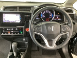 【ハンドル】運転にかかわる様々な操作を安全に行えるように視点移動が少なく操作性に配慮されたスイッチ類が凝縮されたコックピットです。