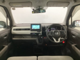 【前方視界】開放的な前方視界!運転がしやすく疲れにくいです♪窓が大きく、見通しがとっても良いおクルマですよ♪