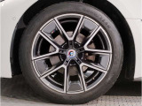 BMWの純正アロイホイールは軽量かつ強度にも優れているホイールで走行性能を引き上げる設計になっております。足元にもBMWは妥協がなくこだわっている個所になります。
