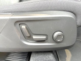 【メモリー機能付きパワーシート】ドライバーごとに設定したシート位置を記憶して、ボタン一つで切り替えできる便利な機能!運転する方が複数名いらっしゃるご家庭におすすめです。