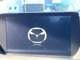 【マツダコネクトナビ】車内の雰囲気にマッチした一体型タイプのナビ。各種車輌設定やBluetooth再生等、様々な機能が楽しめます。直感的なダイヤル操作が可能で、使い勝手も良好です。
