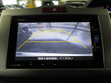 バックカメラの画像です。ガイドラインがスムースな車庫入れをサポートいたします。車庫入れの安心感がアップしますね。