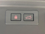 【パワーバックドア】スマートキーや運転席のボタンを押すだけでリアゲートが自動で開閉します!荷物を持っている時や、高い位置にあるバックドアを閉める際に便利な機能です♪
