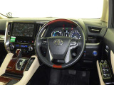 運転席まわりです。 各操作スイッチは使いやすい位置に配置されてます。