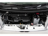 エンジンルームの樹脂部分は丁寧に磨いてツヤをだしています。当社の中古車のエンジンルームクリーニングはとても自信があります★