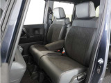 運転席と助手席は足元が繋がっているので自由に行き来しやすいので駐車場が狭いときでも助手席側からスムーズに乗り降りできて便利!