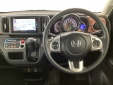 【ハンドル】運転にかかわる様々な操作を安全に行えるように視点移動が少なく操作性に配慮されたスイッチ類が凝縮されたコックピットです。