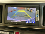 リバースギアに入れるだけで後方の表示へ切り替わります。夜間や雨の日の駐車も楽になりますよ。